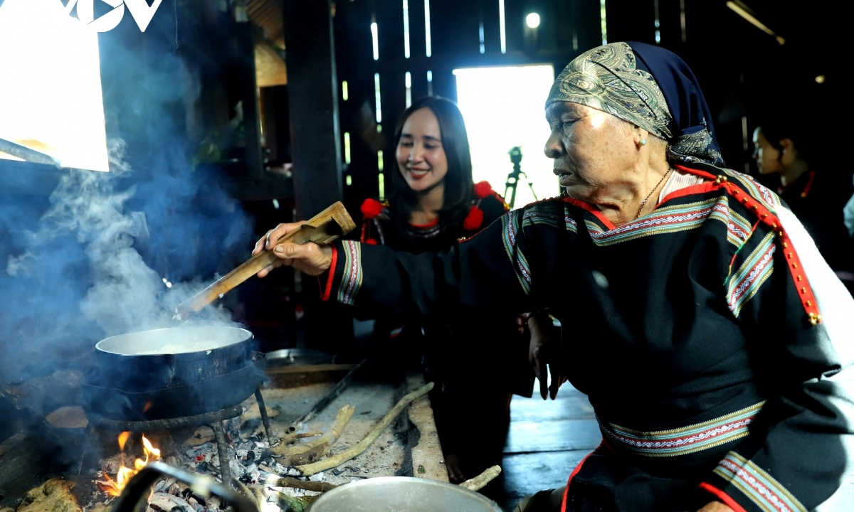 Người Ê Đê ở Đắk Lắk sum họp đón năm mới 