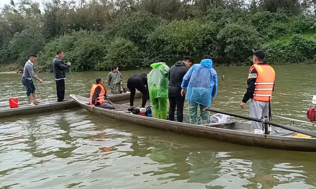 Lật đò chở 7 người ở Quảng Trị, 2 người chết, 2 người mất tích