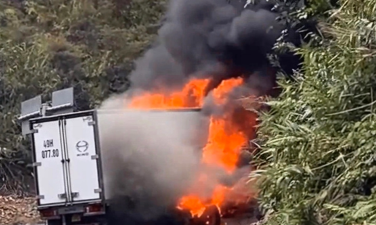 Khánh Hòa: Xe tải bốc cháy khi đổ đèo Khánh Lê