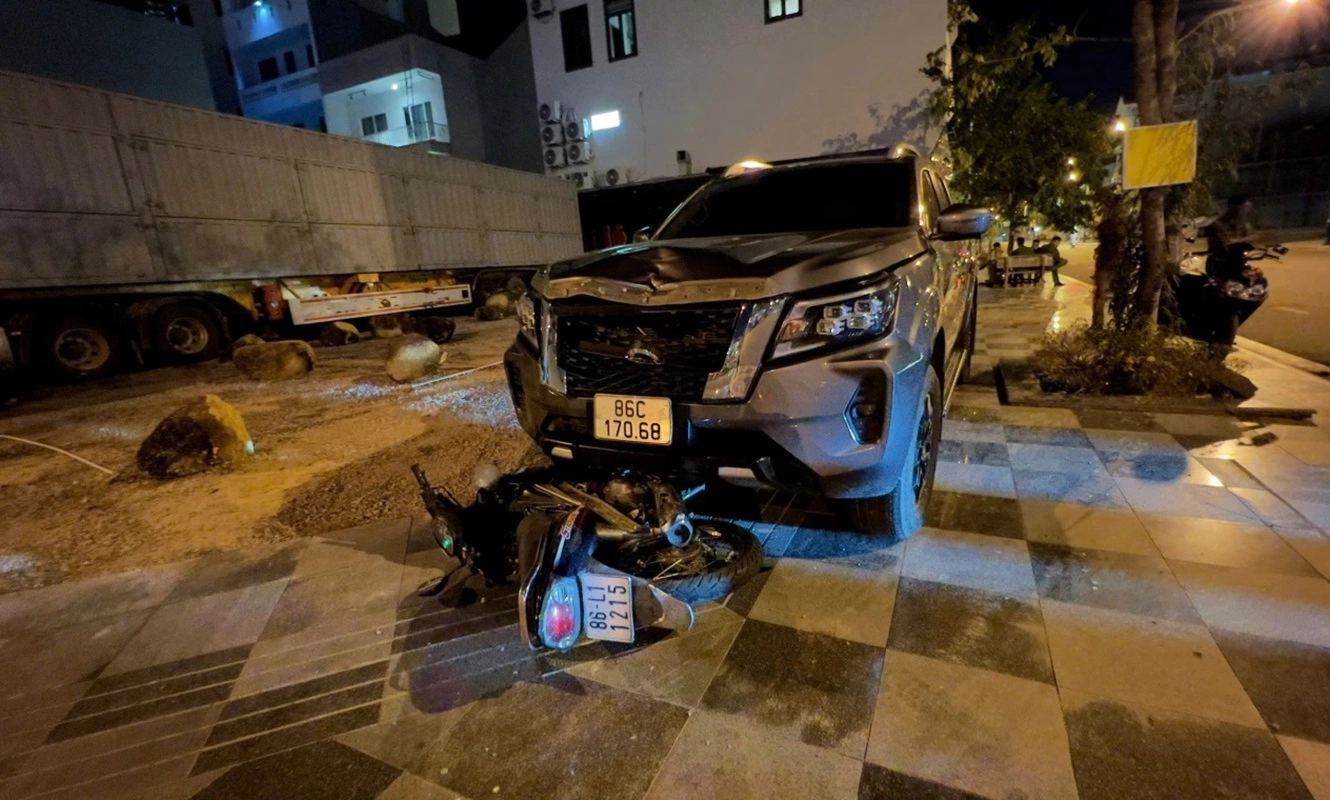 Phan Thiết: Ô tô kéo lê xe máy gần 1 km trong đêm, một người tử vong
