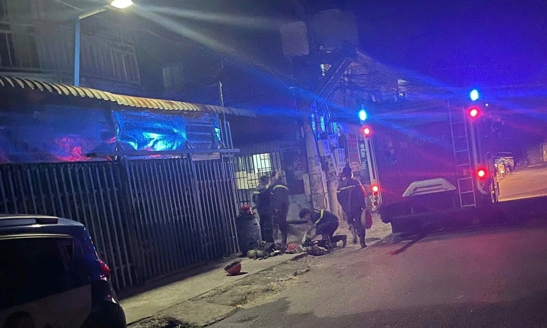 Giải cứu cụ ông mắc kẹt trong vụ cháy nhà tại Lái Thiêu