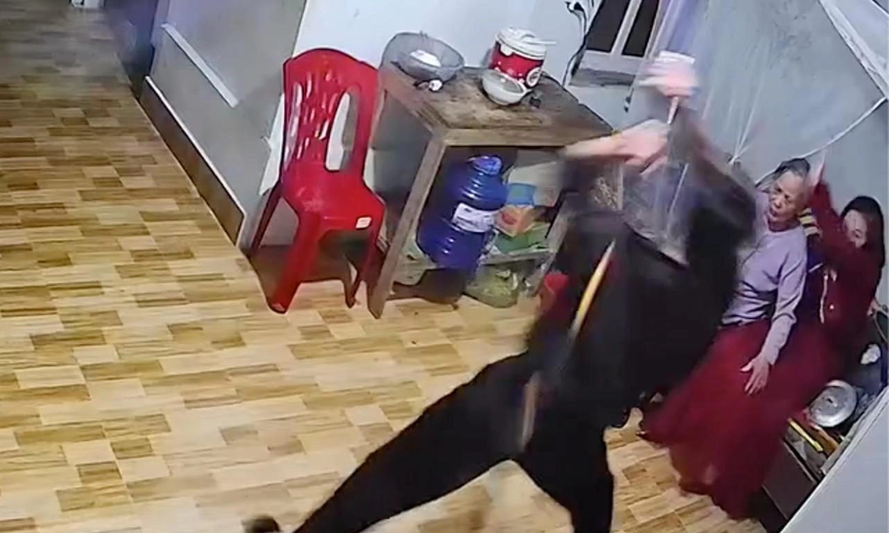 ​Xót xa clip nghịch tử hành hung mẹ và chị ngày Tết 