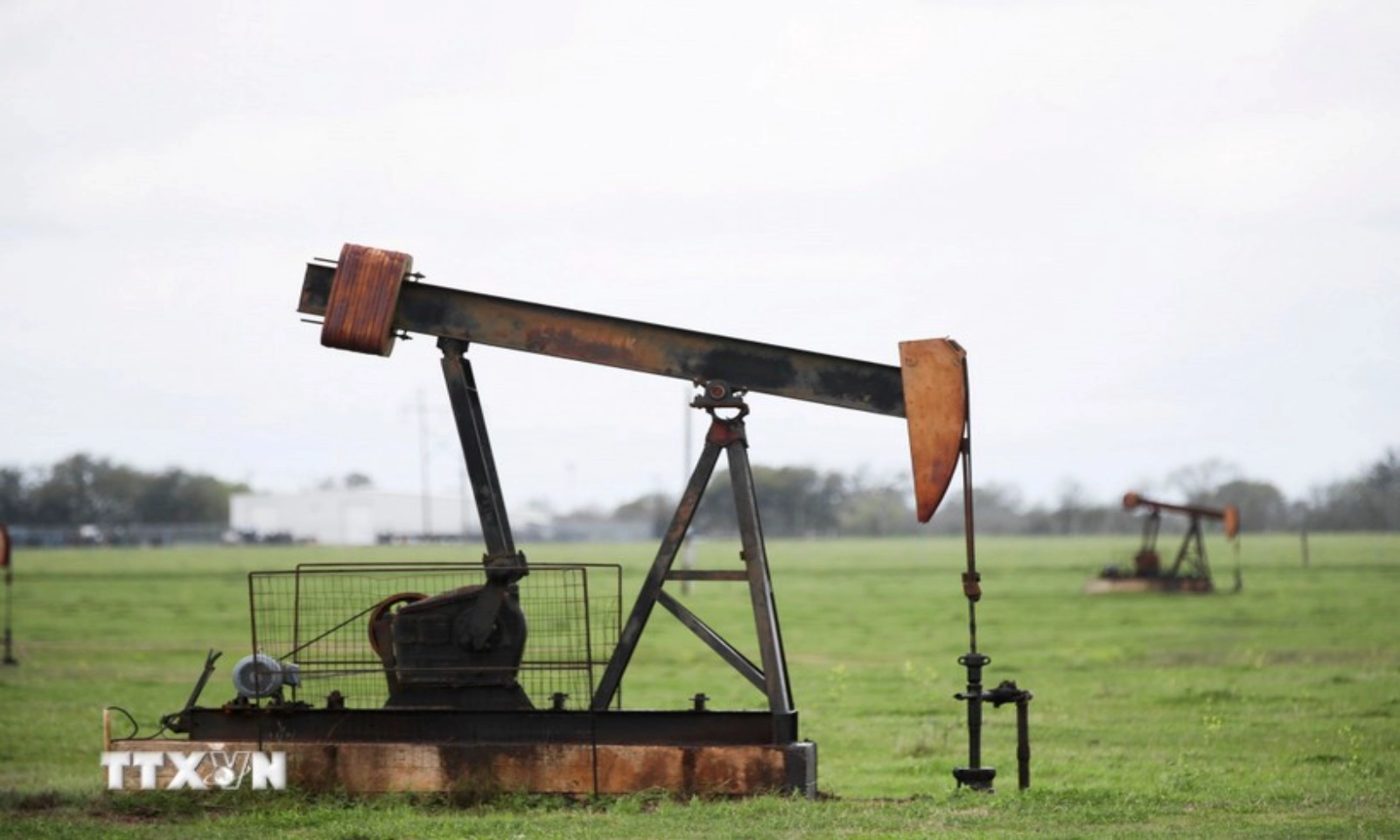 Giá dầu áp sát đỉnh 7 tháng do căng thẳng Mỹ–Iran leo thang