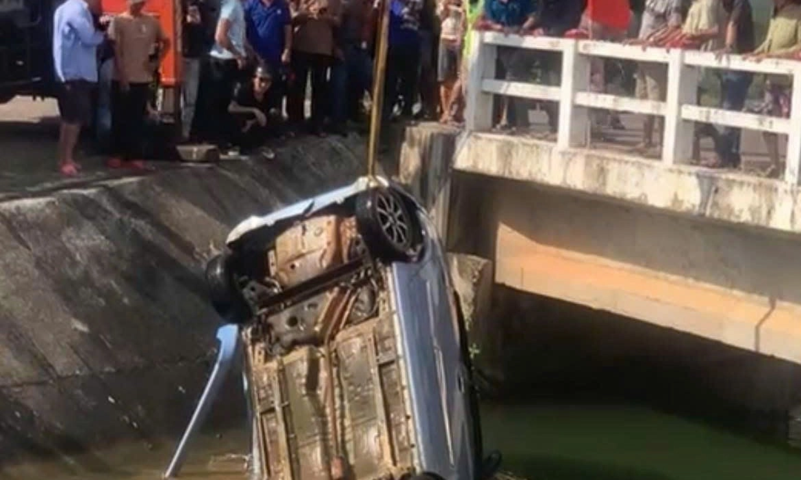 Gia Lai: Phát hiện hai thi thể và ô tô dưới kênh