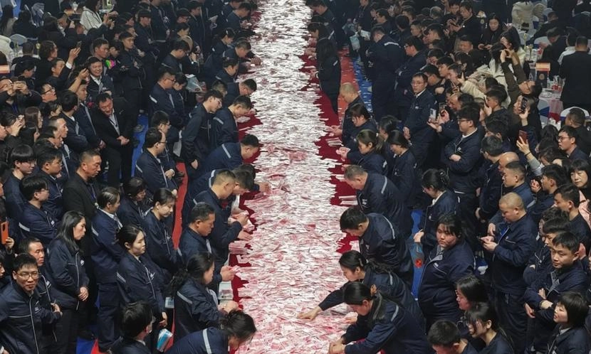 Ông chủ “thích phát tiền nhất“ Trung Quốc