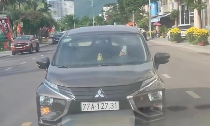 Quy Nhơn: 2 ô tô dừng đối đầu nhau giữa đường, gây bức xúc dư luận