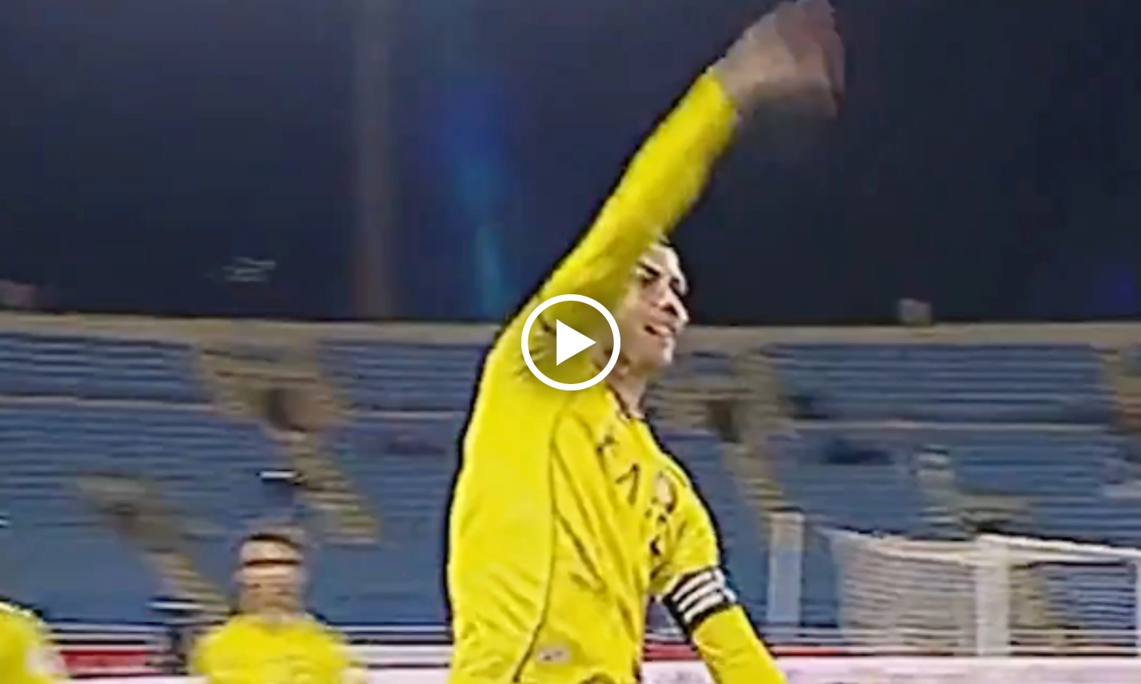 VIDEO: Ronaldo biểu diễn màn ăn mừng mới chế nhạo đối thủ, đánh dấu 965 bàn