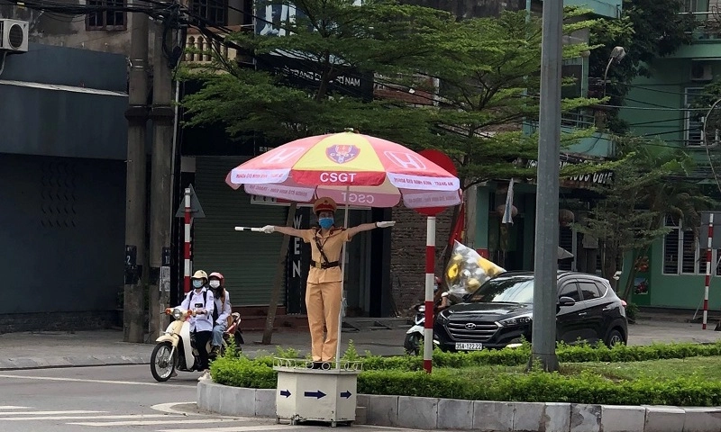 CSGT Ninh Bình dùng xe tuần tra chở người đàn ông nghi đột quỵ đi cấp cứu