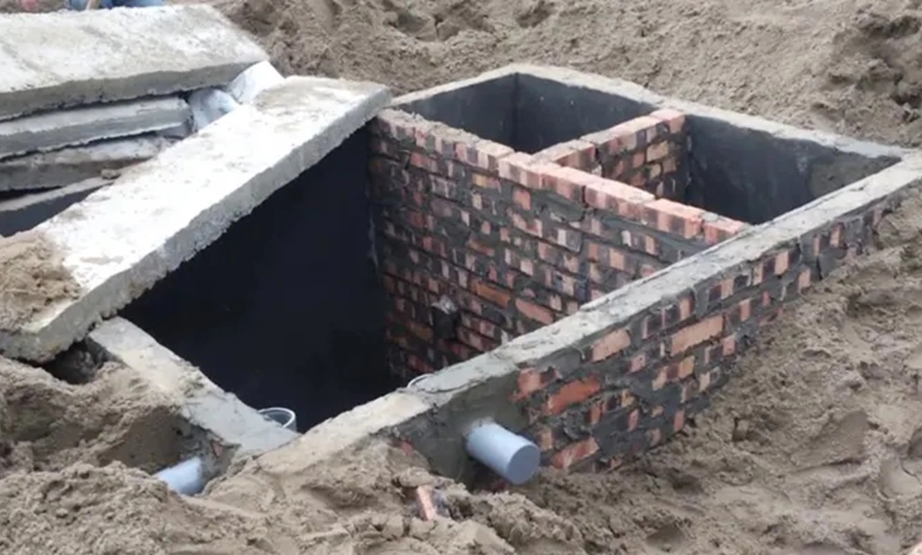 20 phút giành giật sự sống cho bé trai rơi xuống hầm nước thải