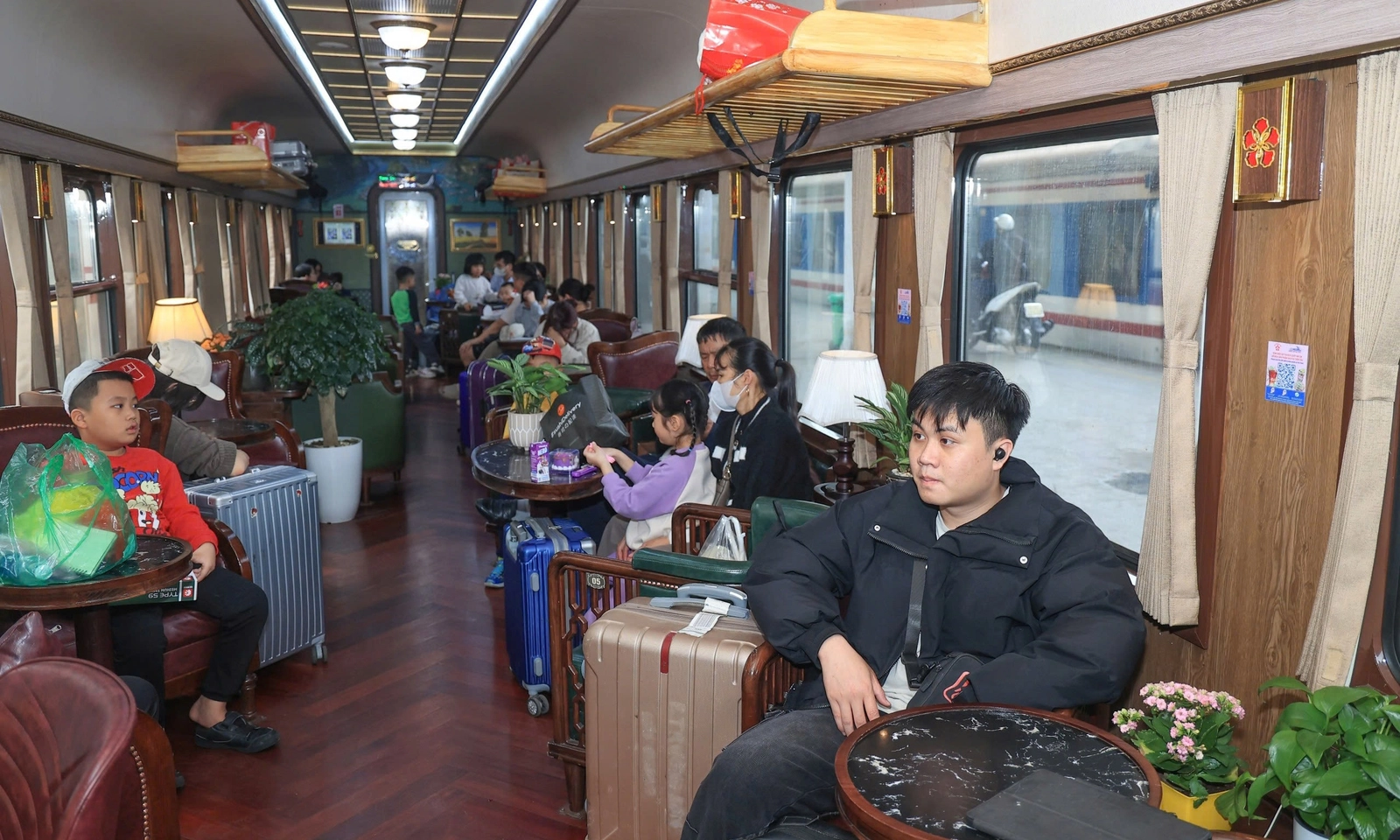 Nhân viên đường sắt liên tiếp trả lại tiền, giấy tờ cho hành khách bỏ quên