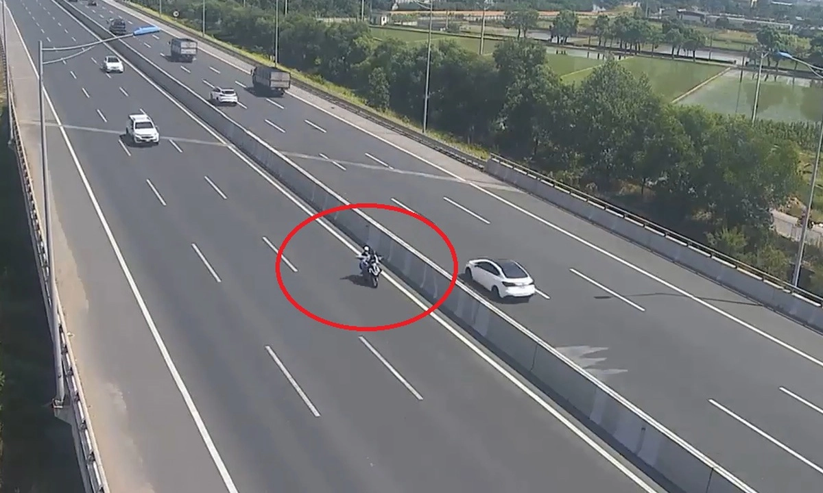 Nữ sinh đi xe máy vào cao tốc Hà Nội – Hải Phòng bị phạt, trừ 6 điểm bằng lái