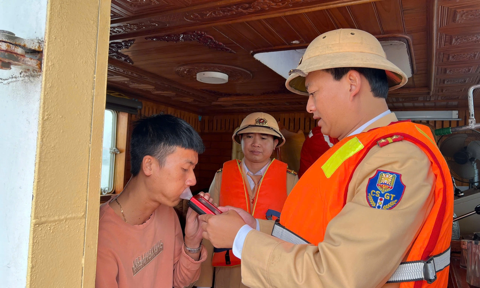 CSGT Ninh Bình kiểm tra tàu thuyền, tặng áo phao cho ngư dân trên sông Hồng