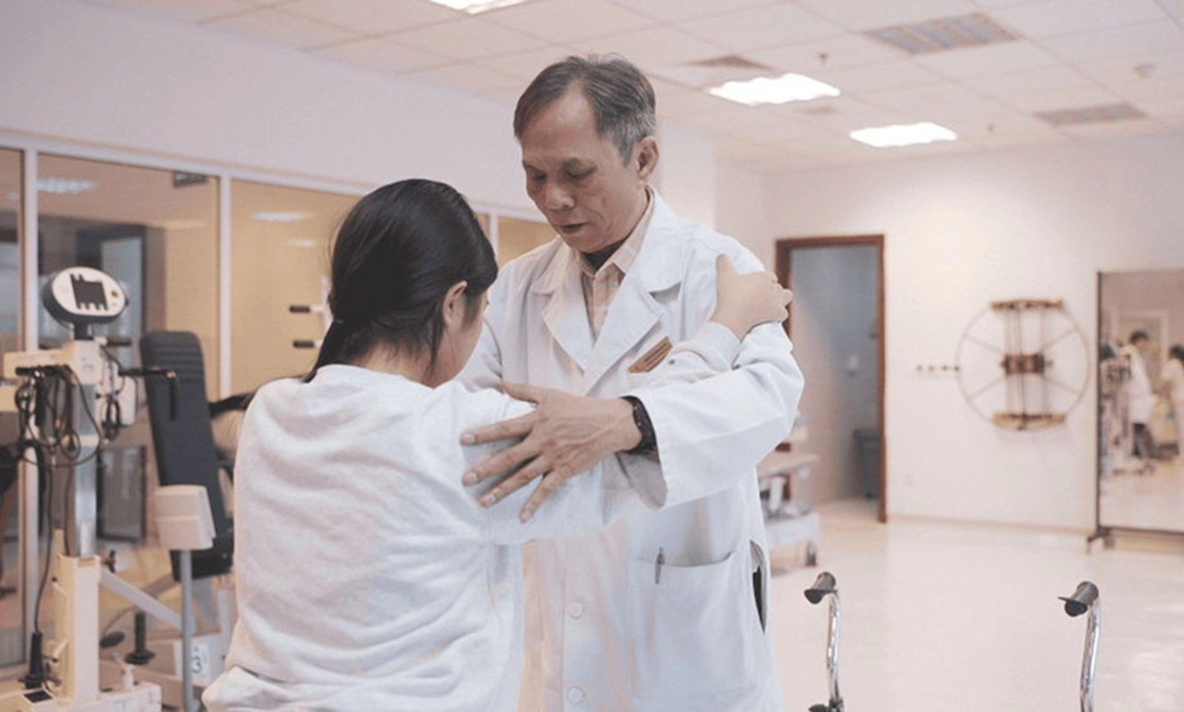 Bé gái 12 tuổi đi lại sau 3 ca mổ điều trị u nang tủy sống hiếm gặp