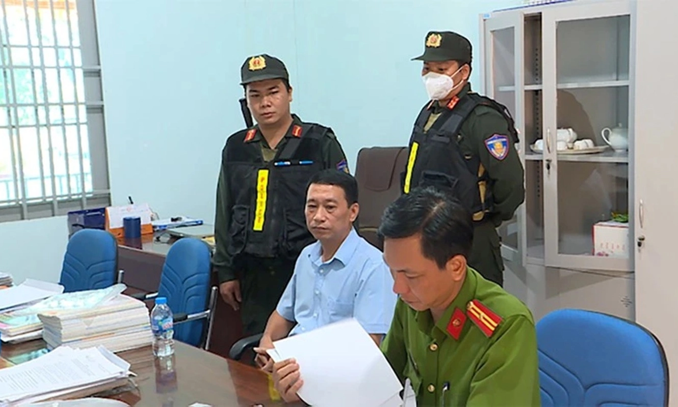 Cựu giám đốc trung tâm lái xe cấp khống 3.800 chứng chỉ