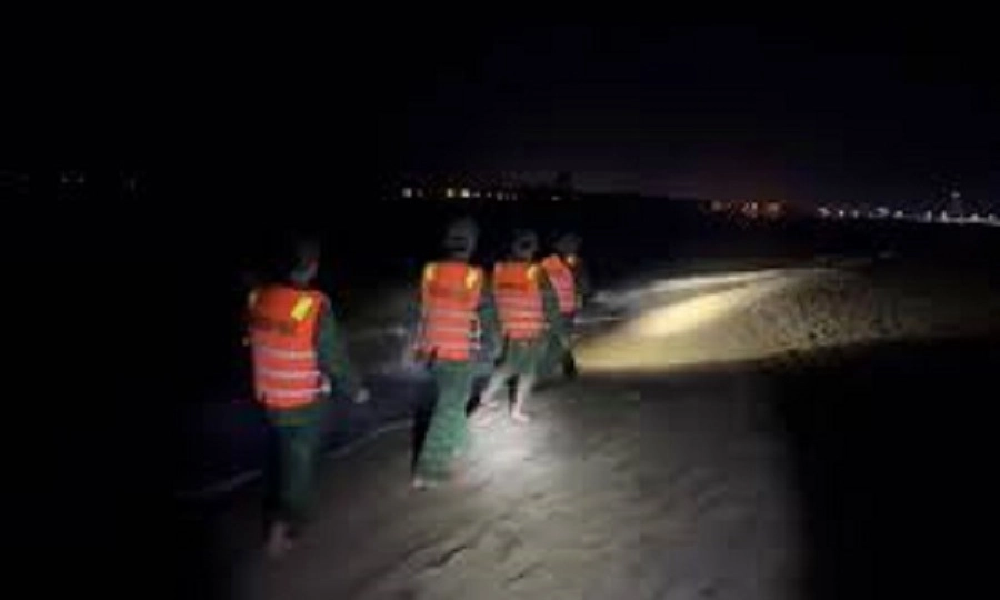 Quảng trị: Tìm kiếm xuyên đêm du khách mất tích ở biển Nhật Lệ