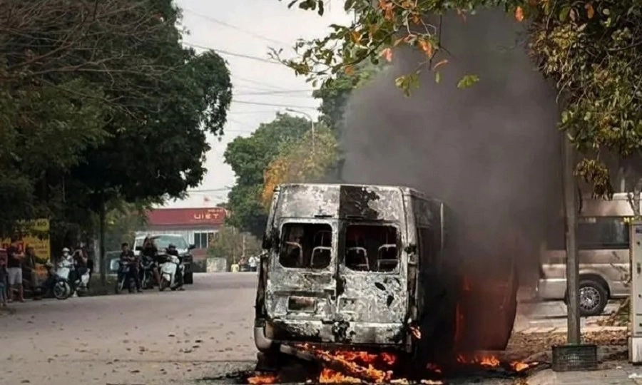 Ô tô 16 chỗ bốc cháy dữ dội tại tỉnh Bắc Ninh