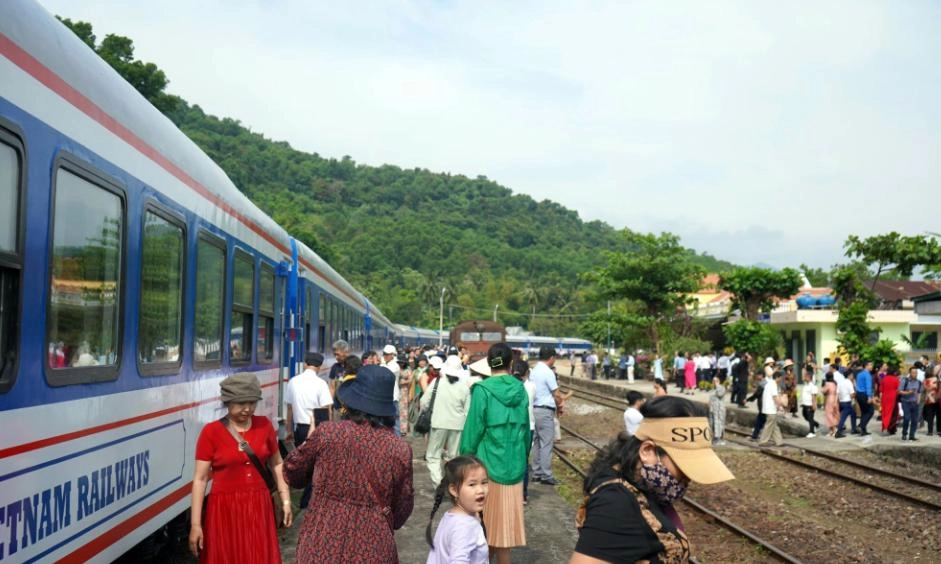 Du lịch tăng nhiệt, đường sắt tăng cường tàu SE27, SE18 Hà Nội – Đà Nẵng