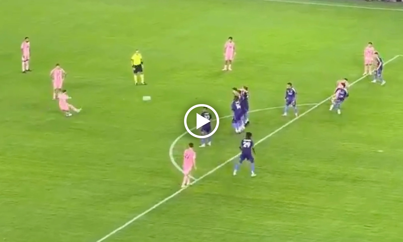 VIDEO: Messi lập siêu phẩm sút phạt ngược dòng, ăn mừng cười nhạo đối thủ