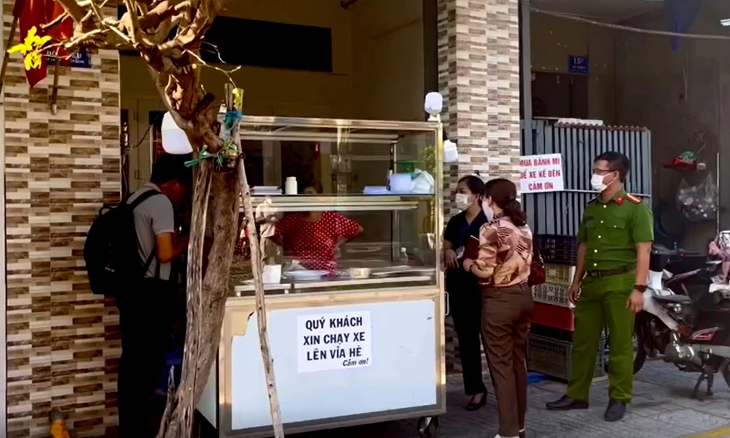 Tạm ngưng bán ở tiệm bánh mì nghi gây ngộ độc cho 54 người