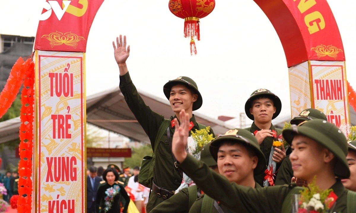 Cựu đại úy 69 tuổi xúc động tiễn cháu nội nhập ngũ ở Hà Nội