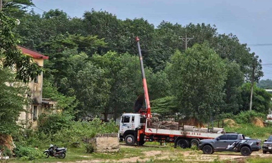 Hà Nội: Xe tải gắn cẩu vướng dây điện, tài xế tử vong