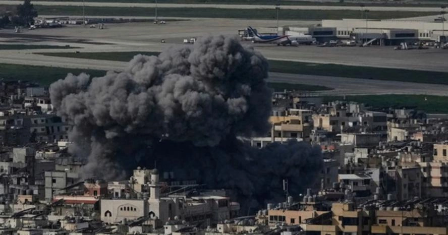 Iran phóng loạt tên lửa vào Israel, eo biển Hormuz nóng bỏng