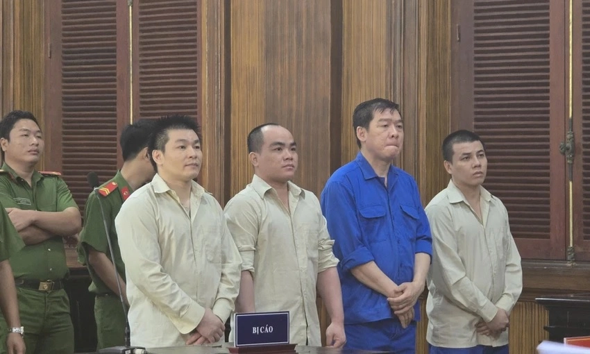 Tòa tuyên án nhóm cho vay lãi nặng, dí súng ép giám đốc ngân hàng