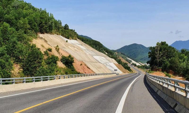 Khẩn trương đề xuất phương án xử lý sạt lở trên cao tốc La Sơn – Hòa Liên