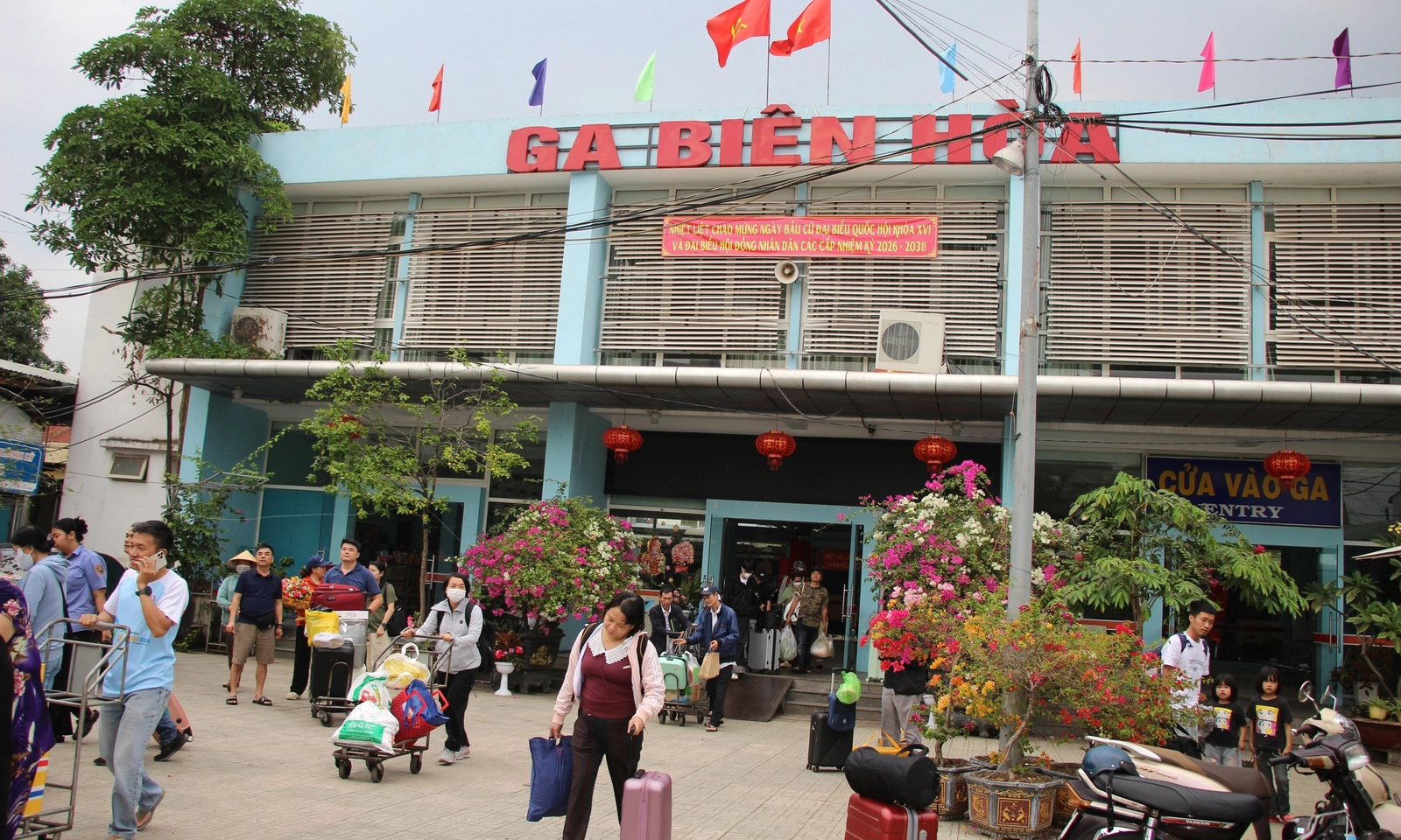 Sà lan tông cầu Ghềnh, dự kiến mất 5–7 ngày sửa chữa