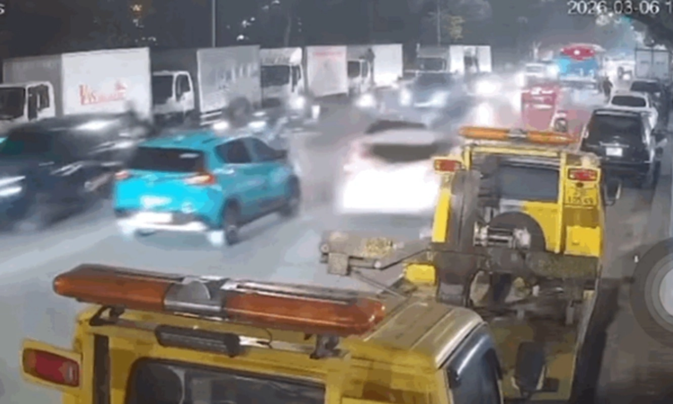 Hà Nội: Vụ ô tô gây tai nạn liên hoàn, đã có 1 phụ nữ tử vong