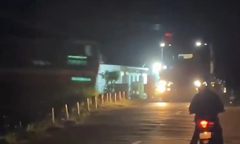 Xe tải vượt rào chắn, bị tàu hỏa tông gãy đôi