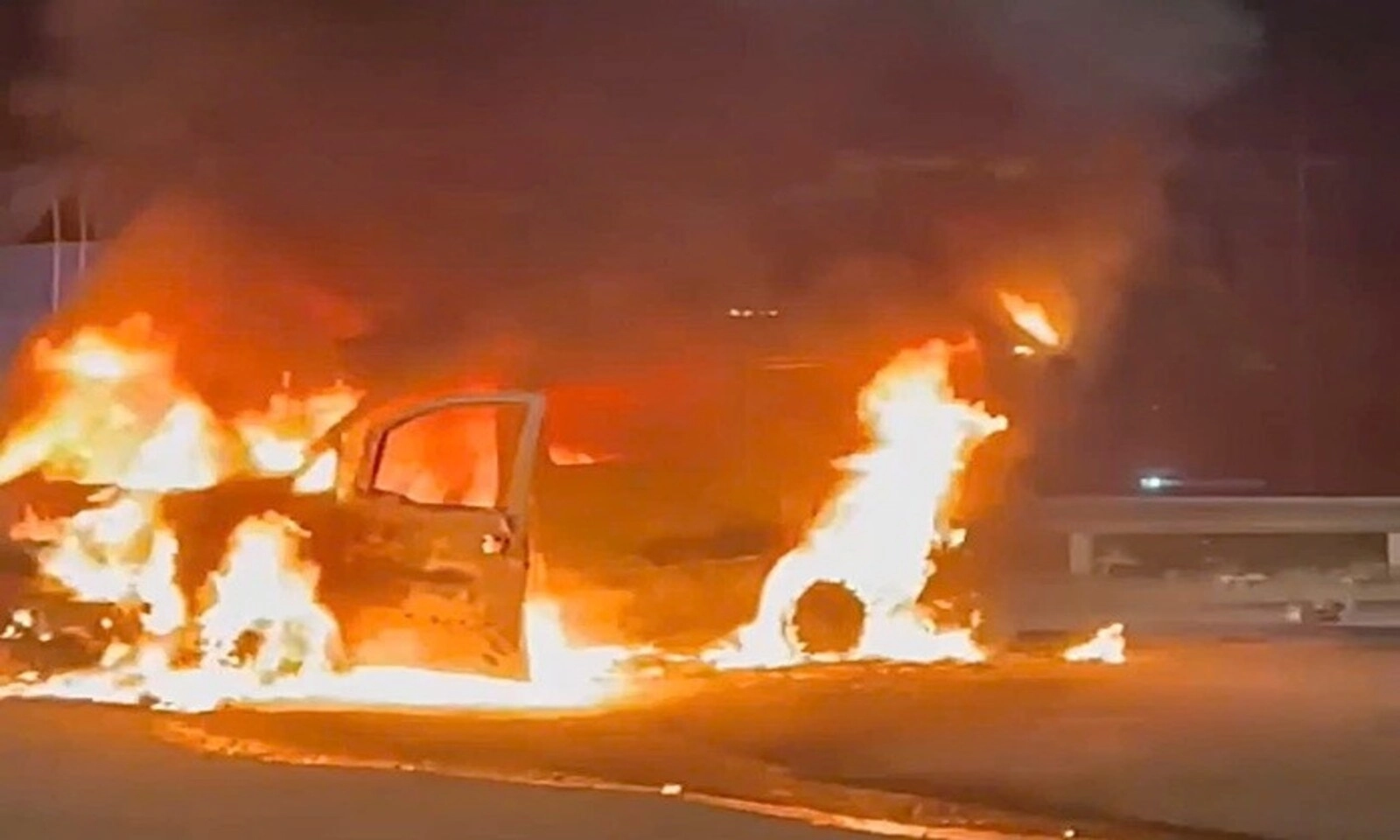 Ô tô tải trên xe cứu hộ bất ngờ bốc cháy dữ dội trên đường Võ Chí Công