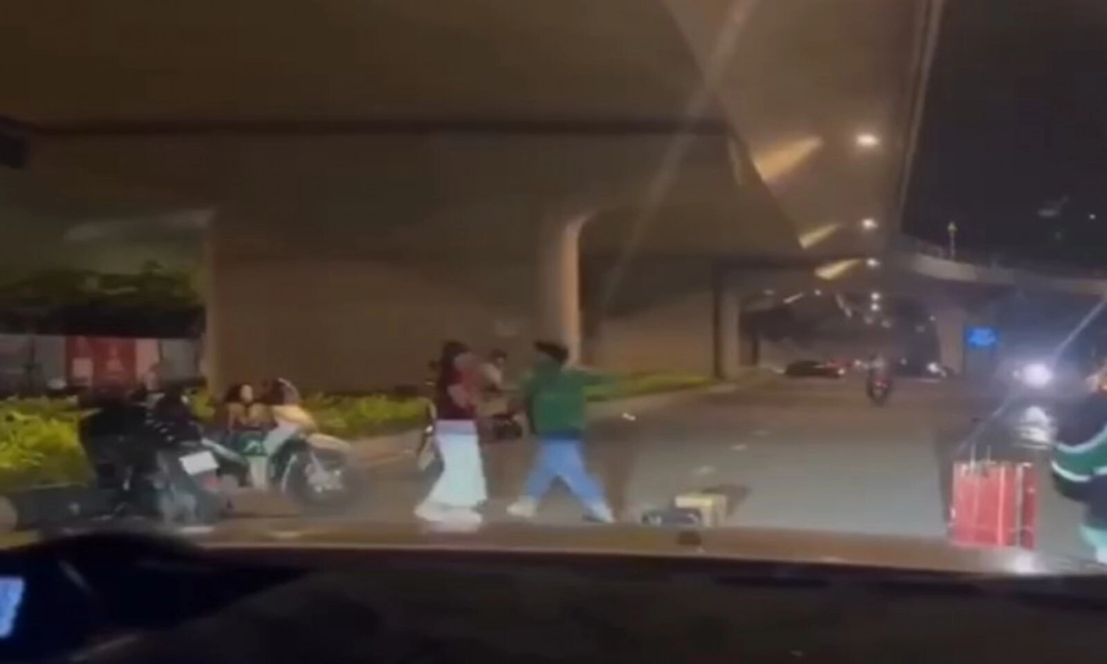 Truy tìm phụ nữ liên quan vụ nam mặc áo Grab đập phá tại nhà ga T3