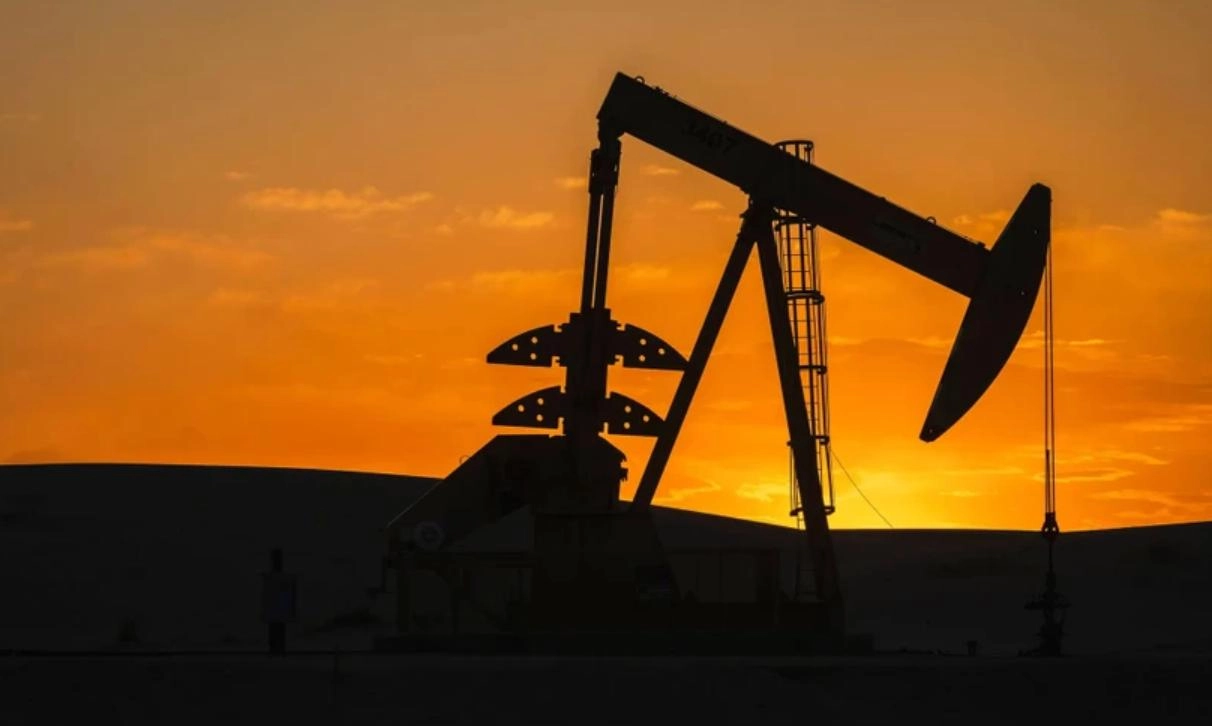 Giá dầu tăng sốc 108 USD/thùng, ông Donald Trump nói “cái giá nhỏ phải trả”