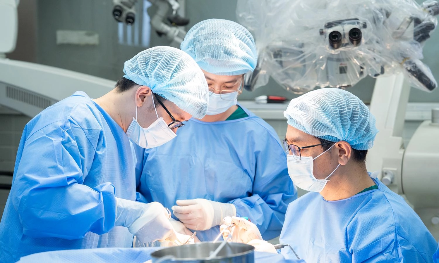 Cứu nữ bệnh nhân Moyamoya liệt nửa người bằng phẫu thuật bắc cầu não