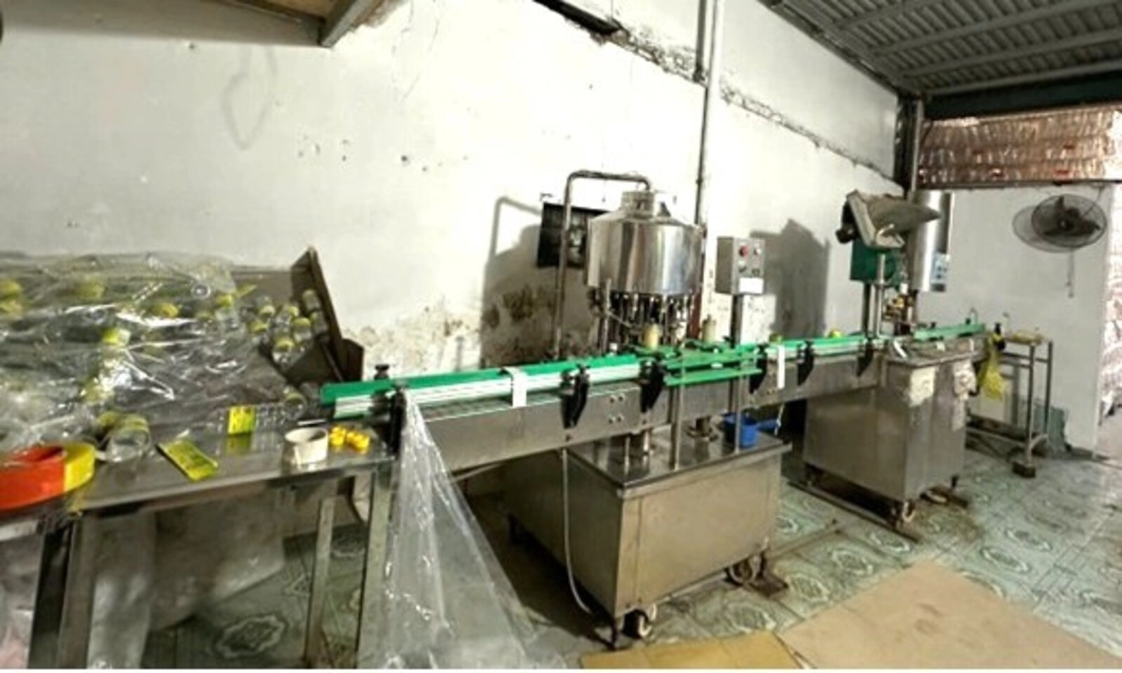 Triệt phá cơ sở pha nước lã, axit trôi nổi sản xuất dấm giả