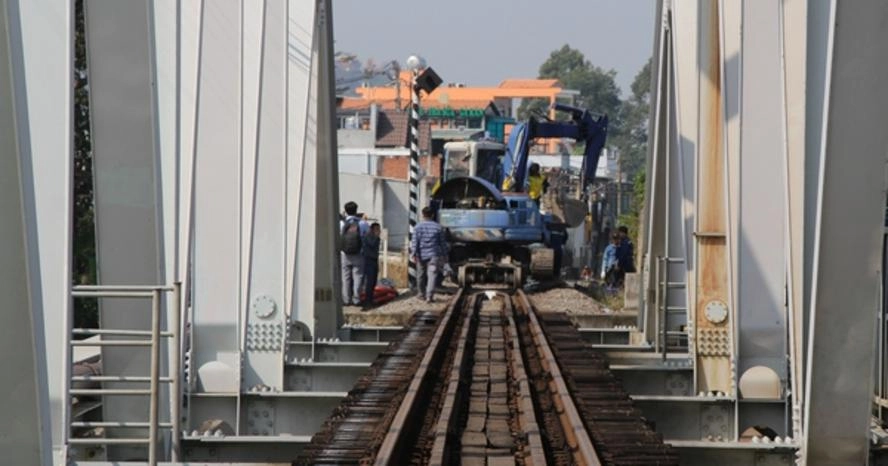 Tuyến đường sắt Bắc - Nam qua cầu Ghềnh thông tuyến trở lại