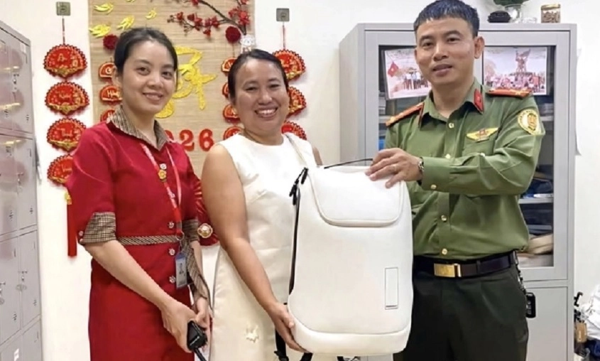 Chiếc balo trắng bị bỏ quên ở sân bay Đà Nẵng chứa nhiều tài sản giá trị