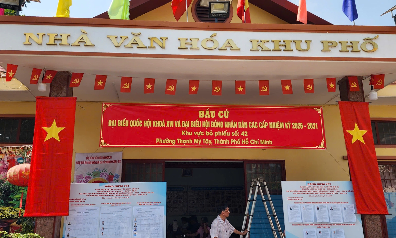 Không khí chuẩn bị tại các điểm bỏ phiếu ở khu dân cư, chung cư hướng tới ngày bầu cử