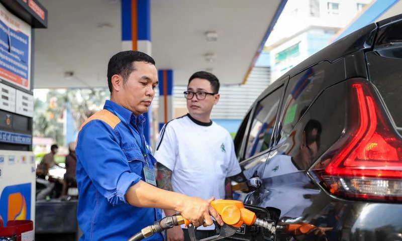 Không còn cảnh xếp hàng tại các cây xăng khi giá nhiên liệu bình ổn