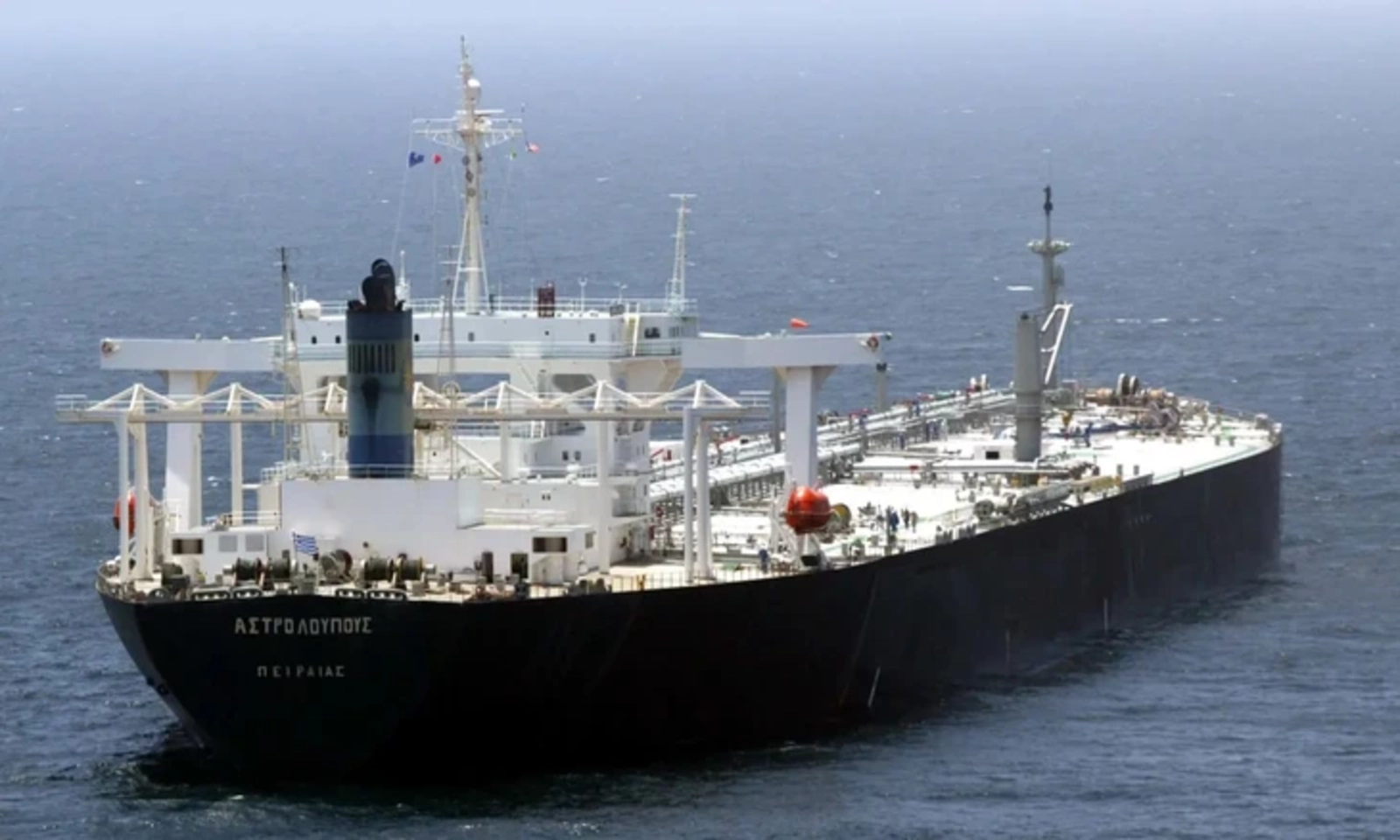 Mỹ tạm nới lỏng lệnh cấm mua dầu Nga khi giá dầu vượt 100 USD/thùng