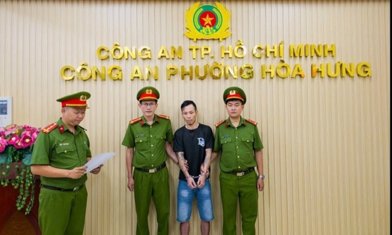 Bắt khẩn cấp nhân viên quán ốc dùng ghế đánh tài xế giao hàng ở TPHCM