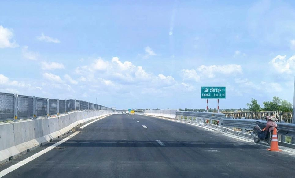 Chủ đầu tư chỉ đạo xử lý mặt đường cao tốc Cần Thơ - Cà Mau để đảm bảo êm thuận
