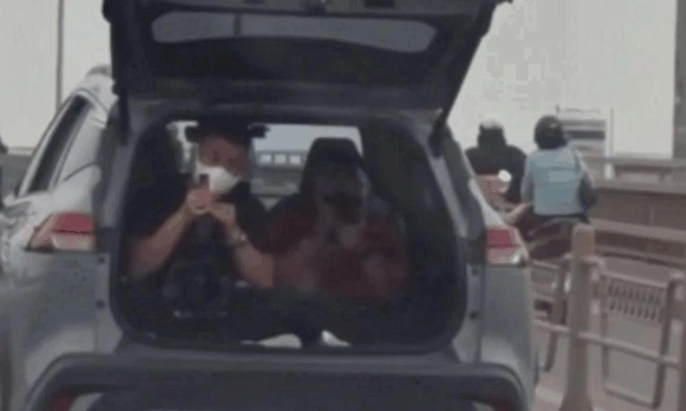 Xử phạt tài xế mở cốp, chở người trong khoang hành lý khi chạy xe