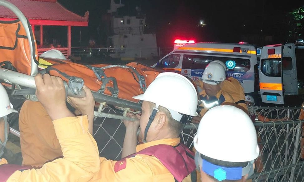 Vượt sóng lớn 2 giờ, đưa bệnh nhân nguy kịch từ Cù Lao Chàm vào bờ