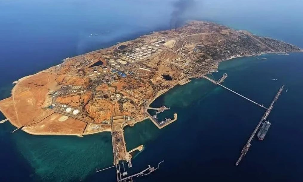 Mỹ tấn công hơn 90 mục tiêu quân sự trên đảo Kharg, Iran dọa đáp trả