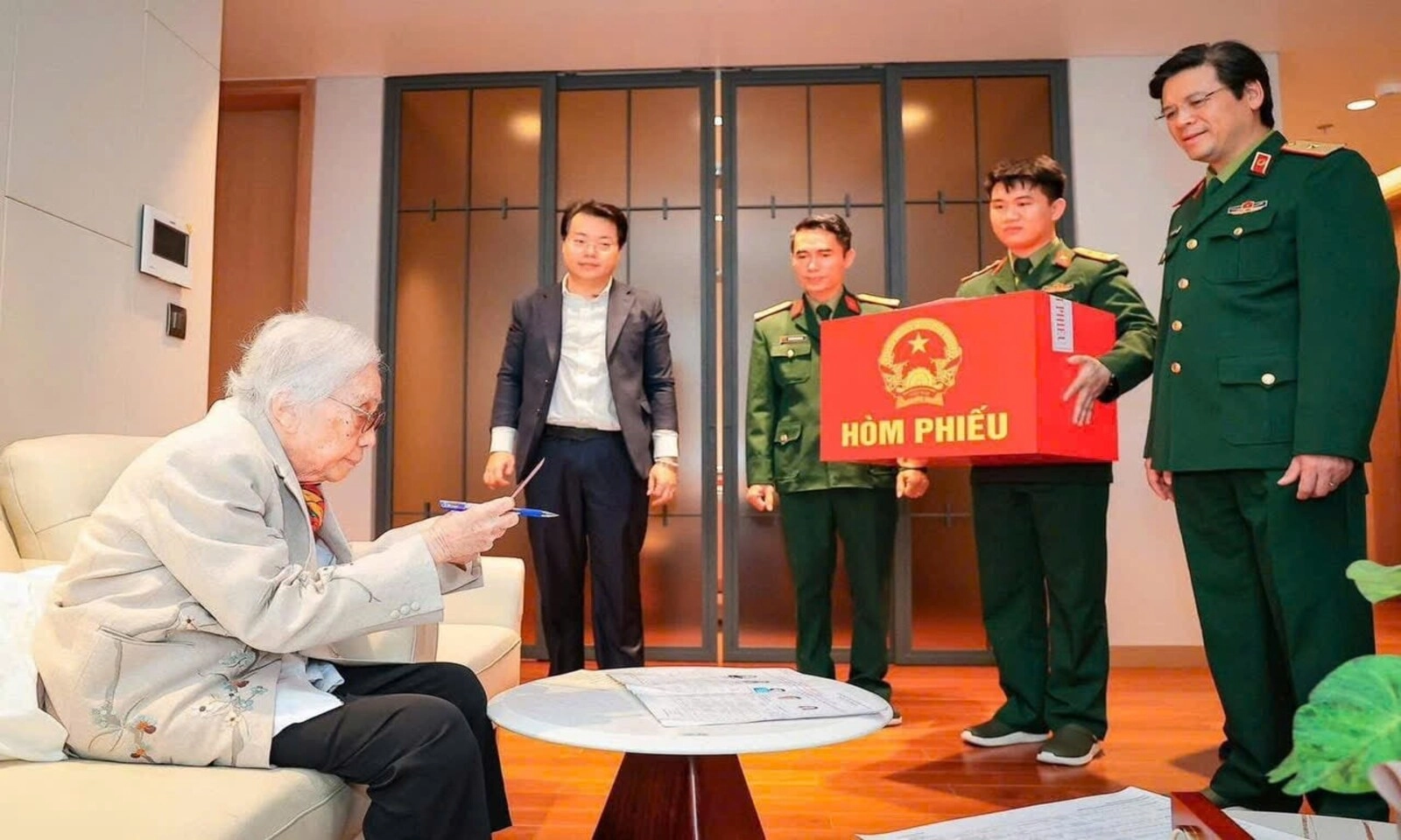 Nguyên Phó Chủ tịch nước Nguyễn Thị Bình đi bầu cử ở tuổi 99