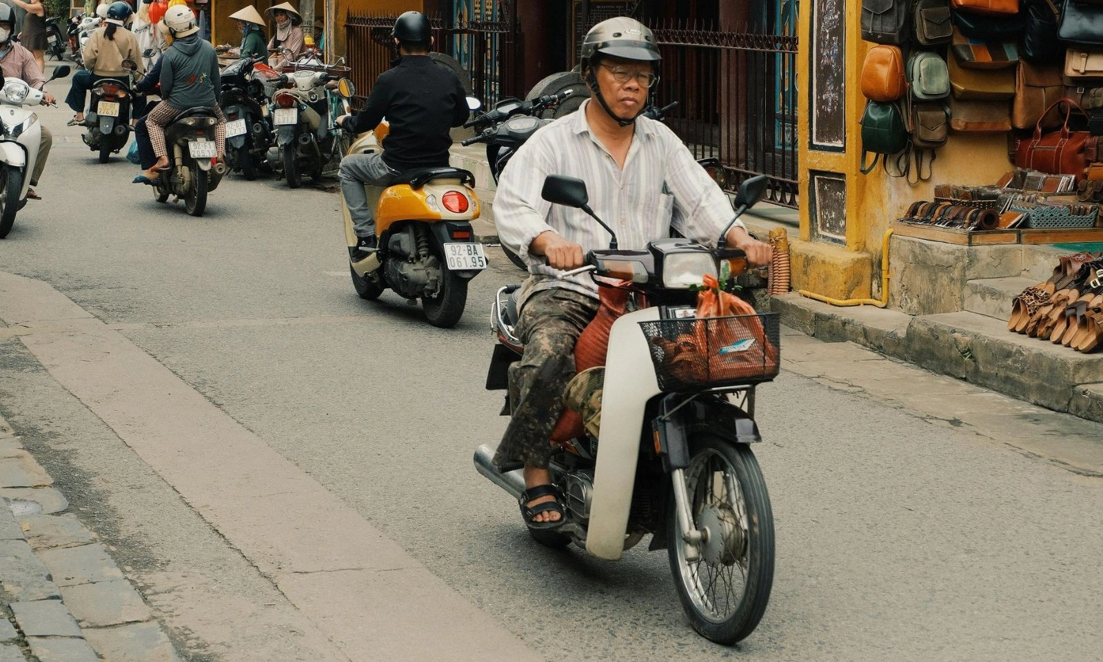 Trúng độc đắc 2 tỷ đồng, người đàn ông đi xe máy cũ đến nhận thưởng