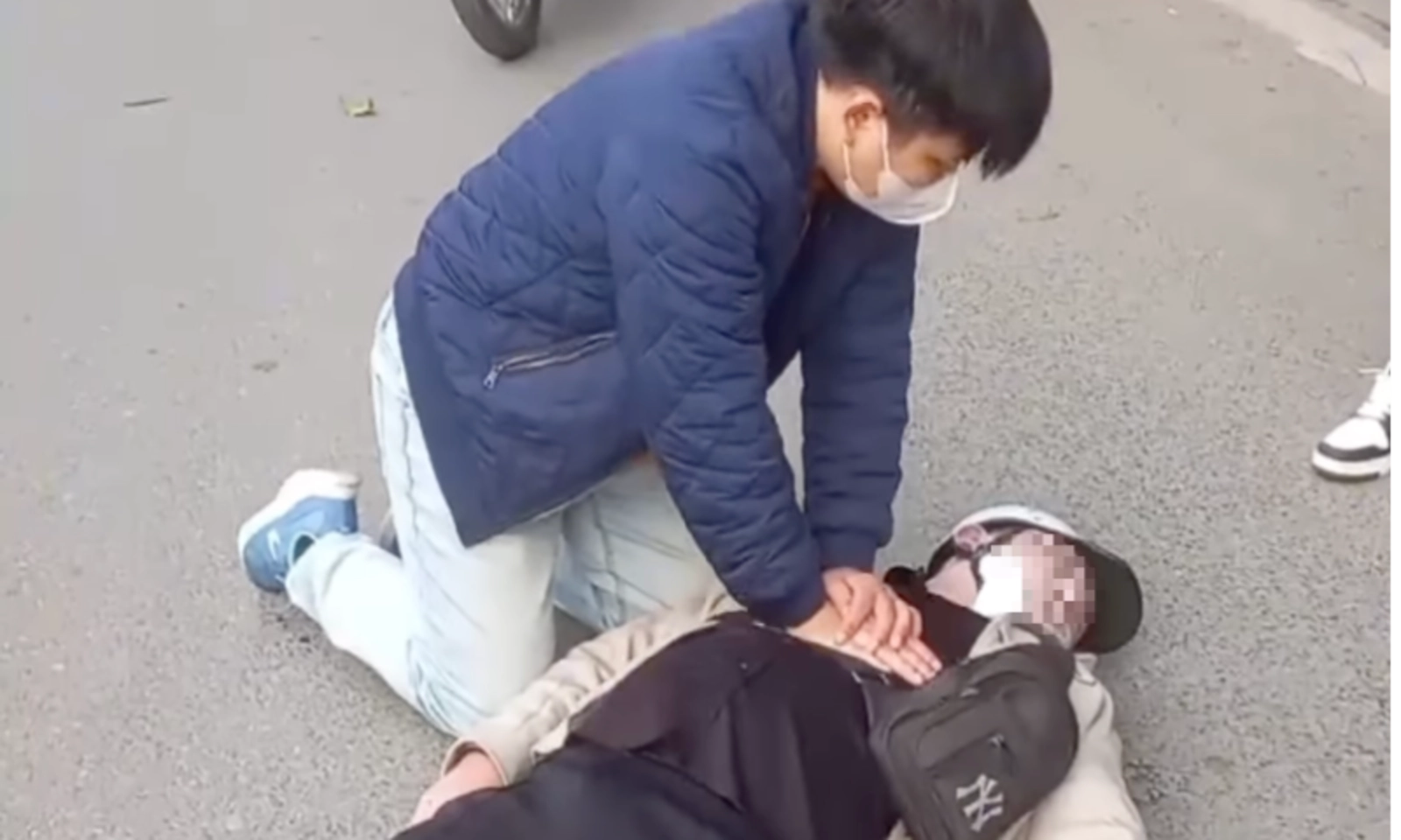 Bác sĩ dừng xe trên đường ép tim cứu sống nam thanh niên tai nạn