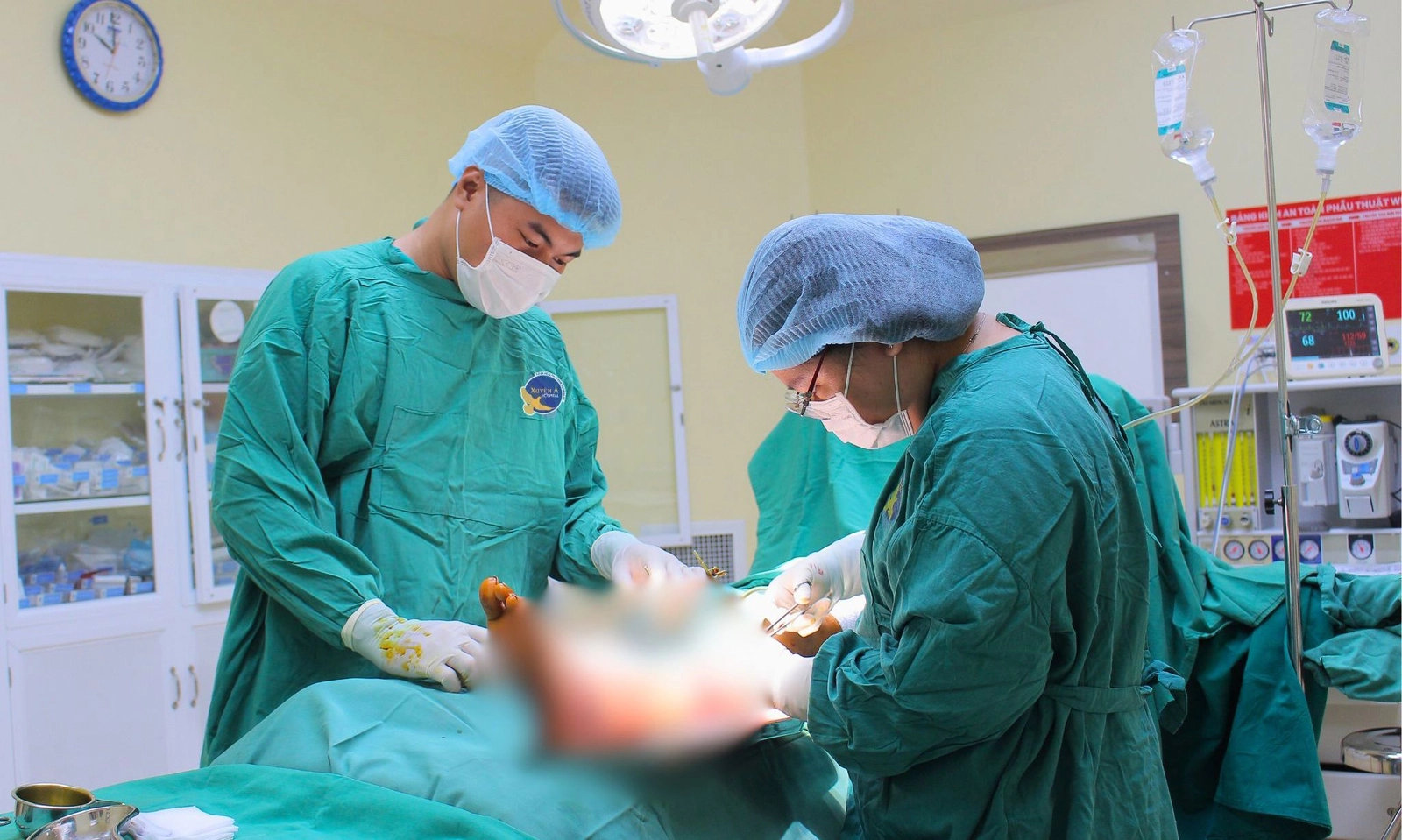 Thoát nguy cơ cắt cụt chân sau tai nạn xe tải cán ngang